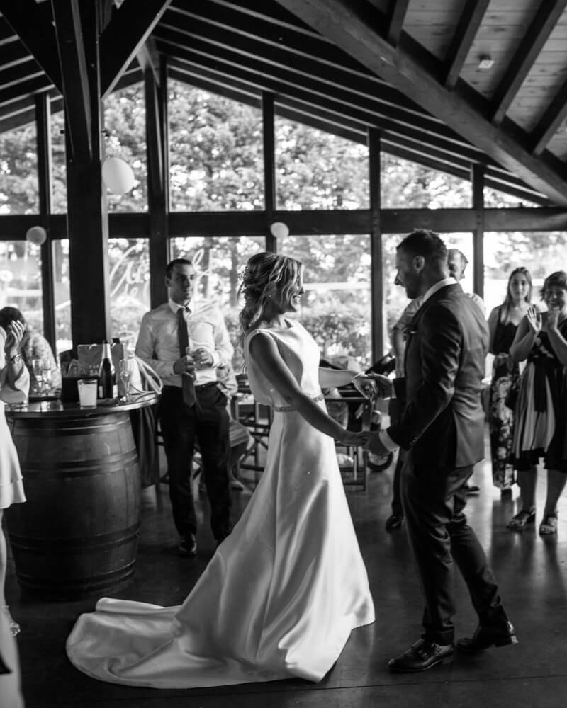 fotografo de boda durnate el baile de los novios en Bizkaia