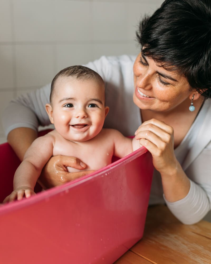 Sesión de fotos mi primer año en la bañera con madre y bebe en Bilbao Bizkaia