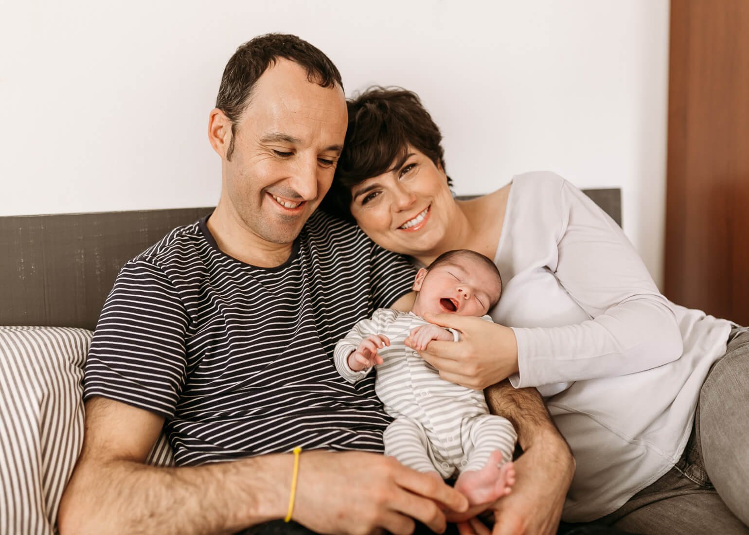 reportaje de fotos de familia y recién nacido en la cama en Etxebarri Bizkaia
