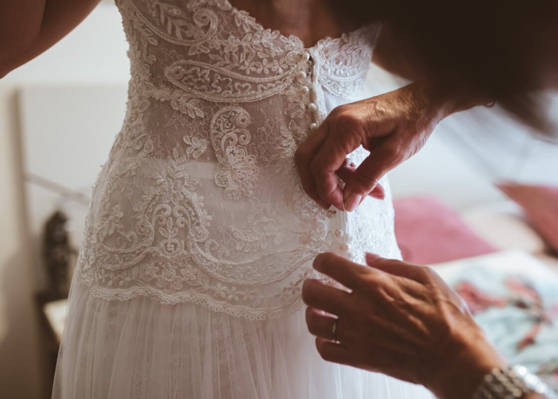 La novia fotografia de boda Bilbao, detalles del vestido