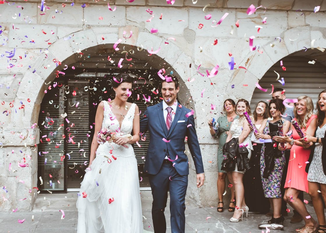 Fotografía de boda en Bilbao Bizkaia, salida de los novios de la ceremonia en el ayuntamiento