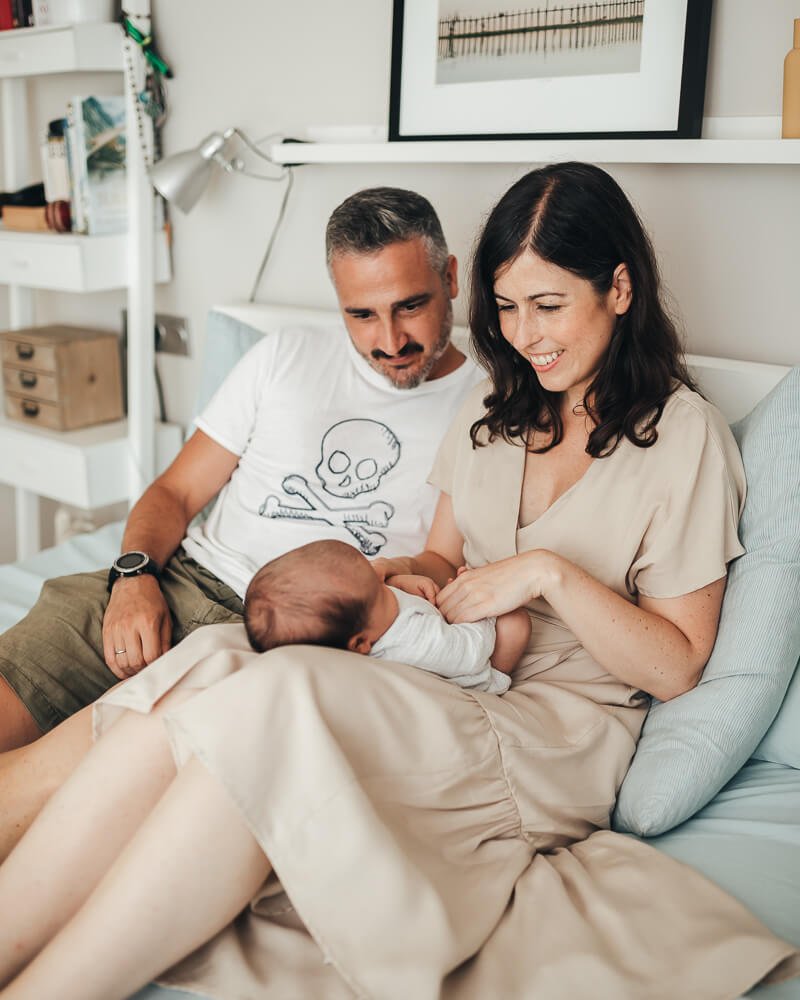 Reportaje de fotos de familia y bebé en la cama en miribilla bilbao bizkaia