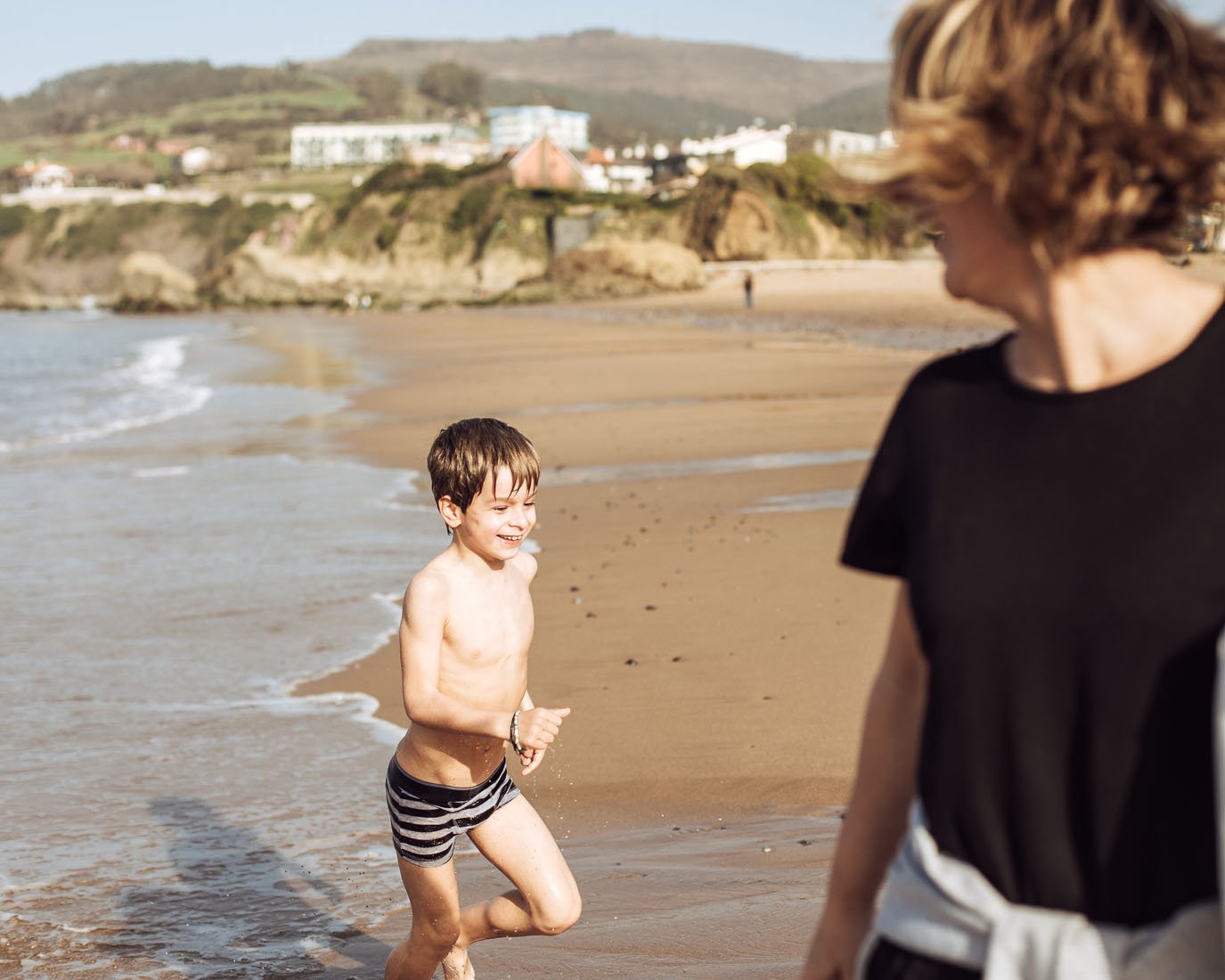 Fotografía de familia divertida y natural en la playa de Bakio Vizcaya