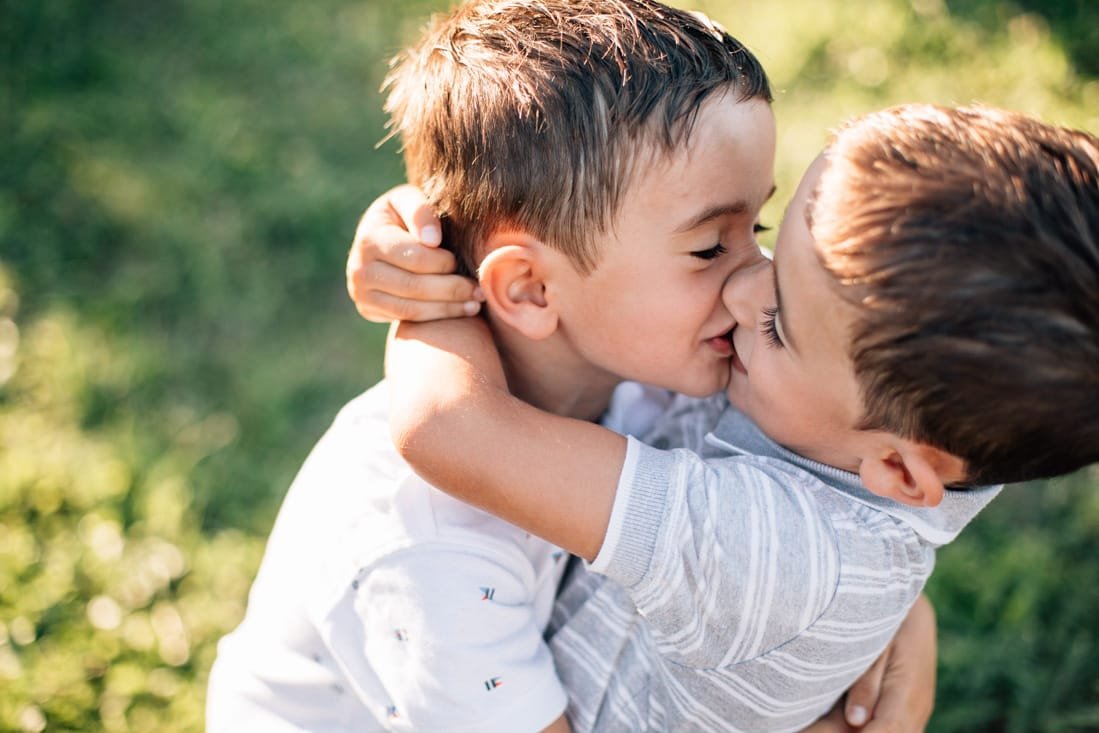 Fotografía de familia en Bilbao Bizkaia amore de hermanos