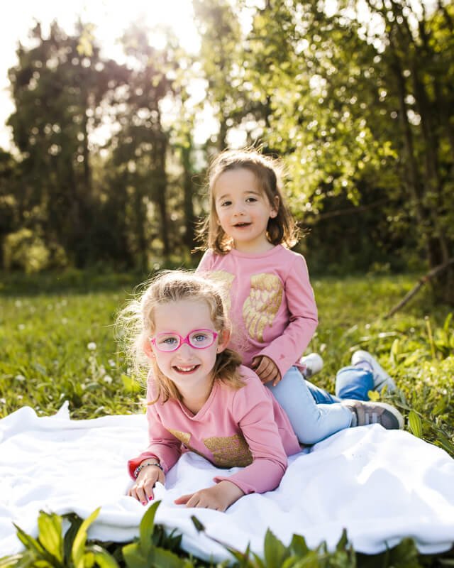 Sesión familiar en exteriores con niñas hermanas