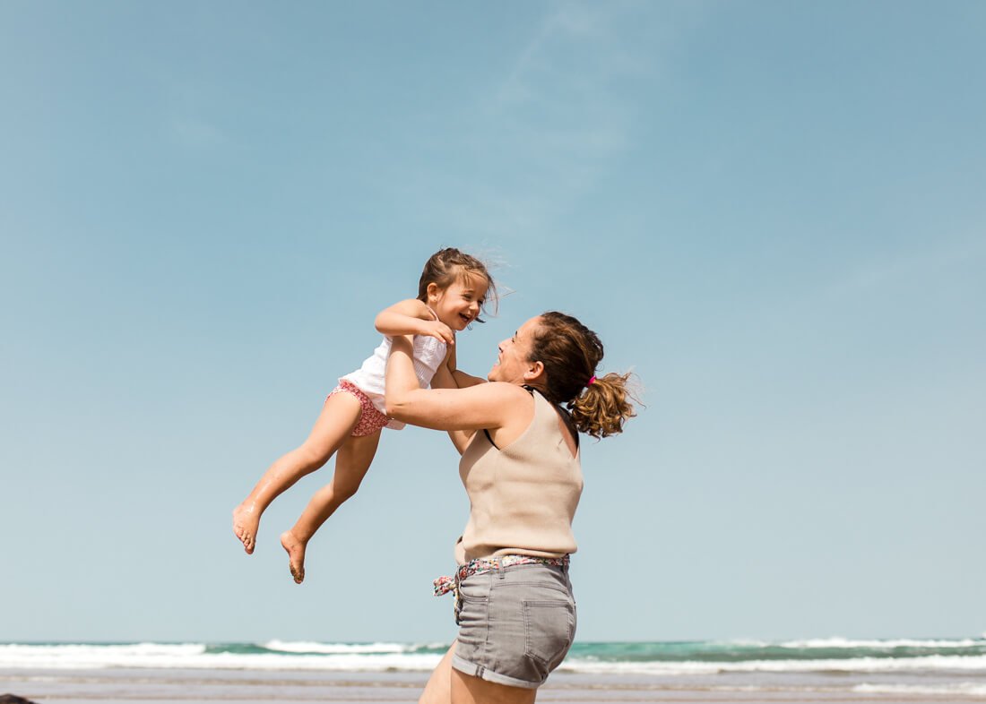 Fotografía en familia en exteriores Bilbao, en la playa