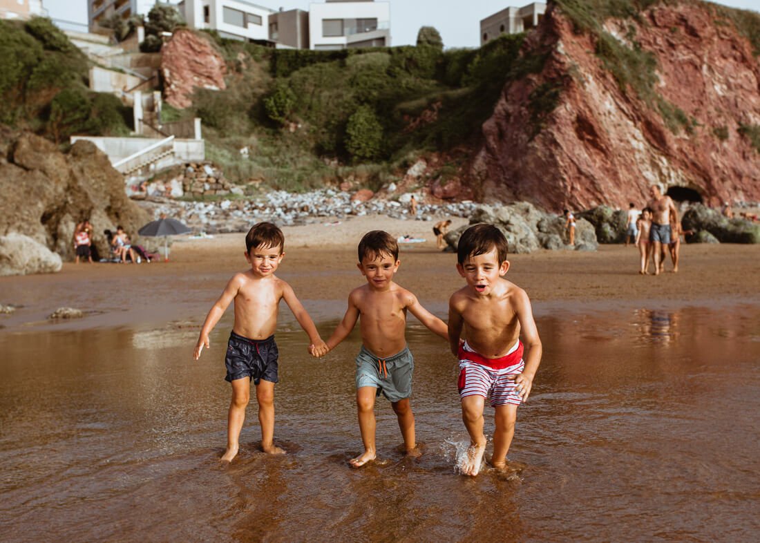 Reportaje de familia en exteriores en la playa al atardecer en Getxo, Bizkaia