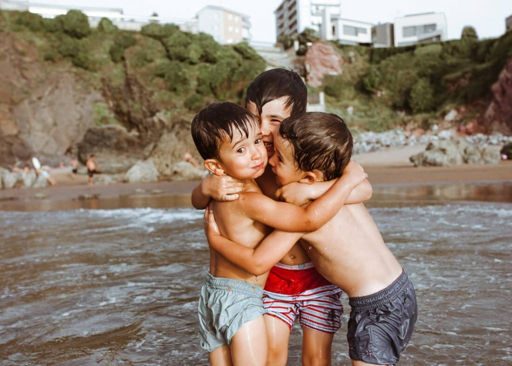 Fotografía de familia exteriores playa Bakio