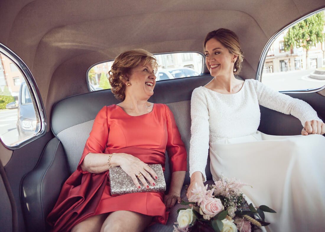 fotografo boda novia en coche con su madre Bilbao