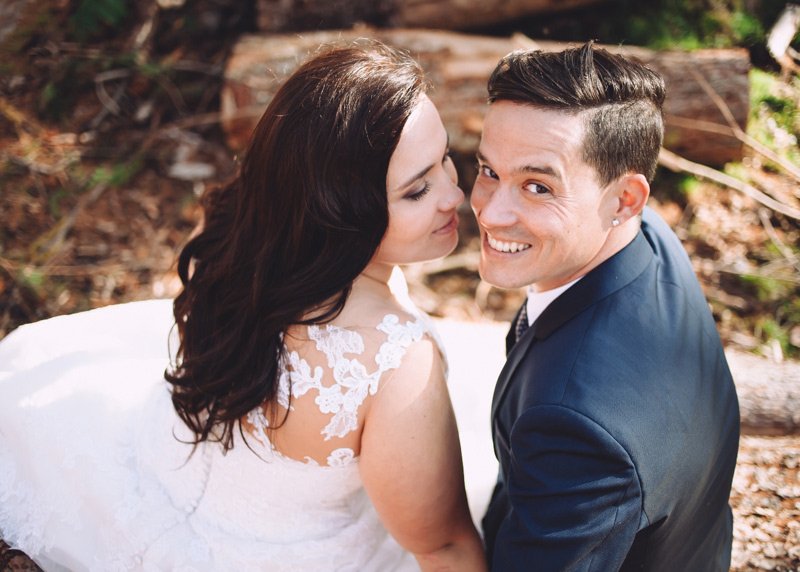 Retrato de novios durante la postboda en la naturaleza Bilbao Bizkaia