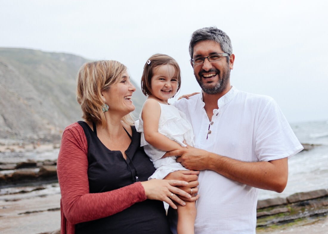 Sesión de familia con embarazada en la playa