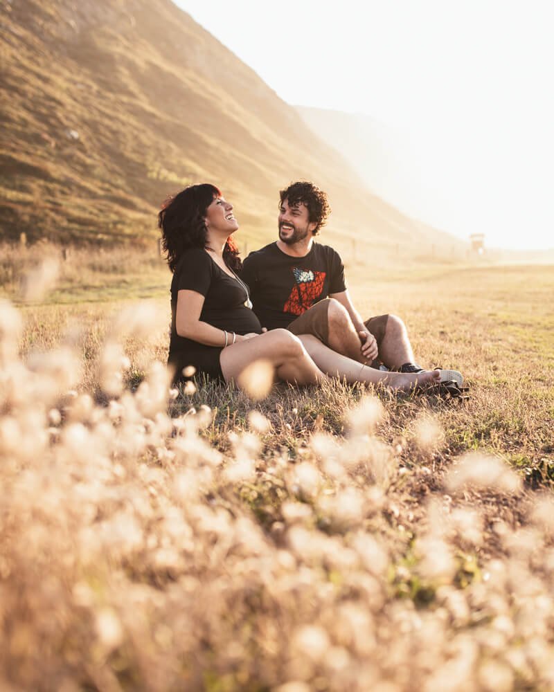 sesion de embarazada en pareja en exteriores en la naturaleza al atardecer Getxo Bizkaia