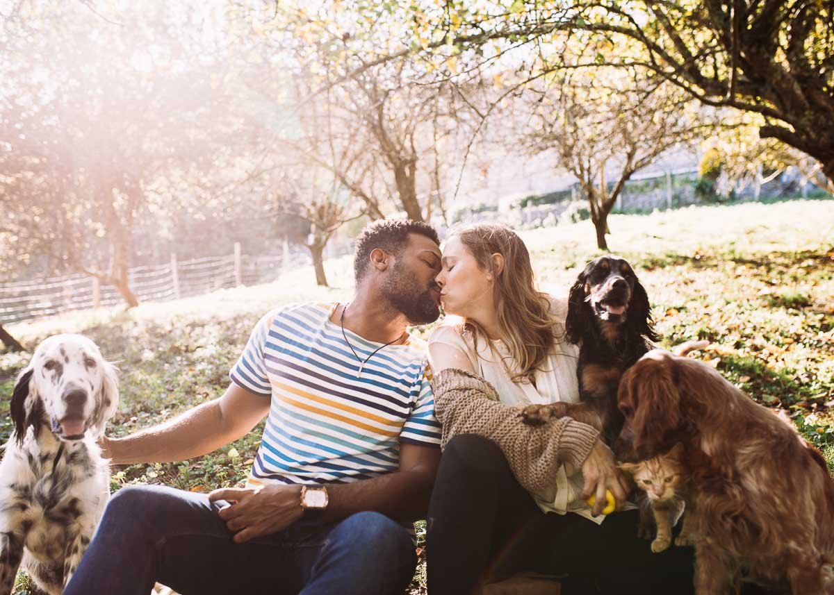 Reportaje-de-pareja-embarazados-con-perros-en-naturaleza-bilbao