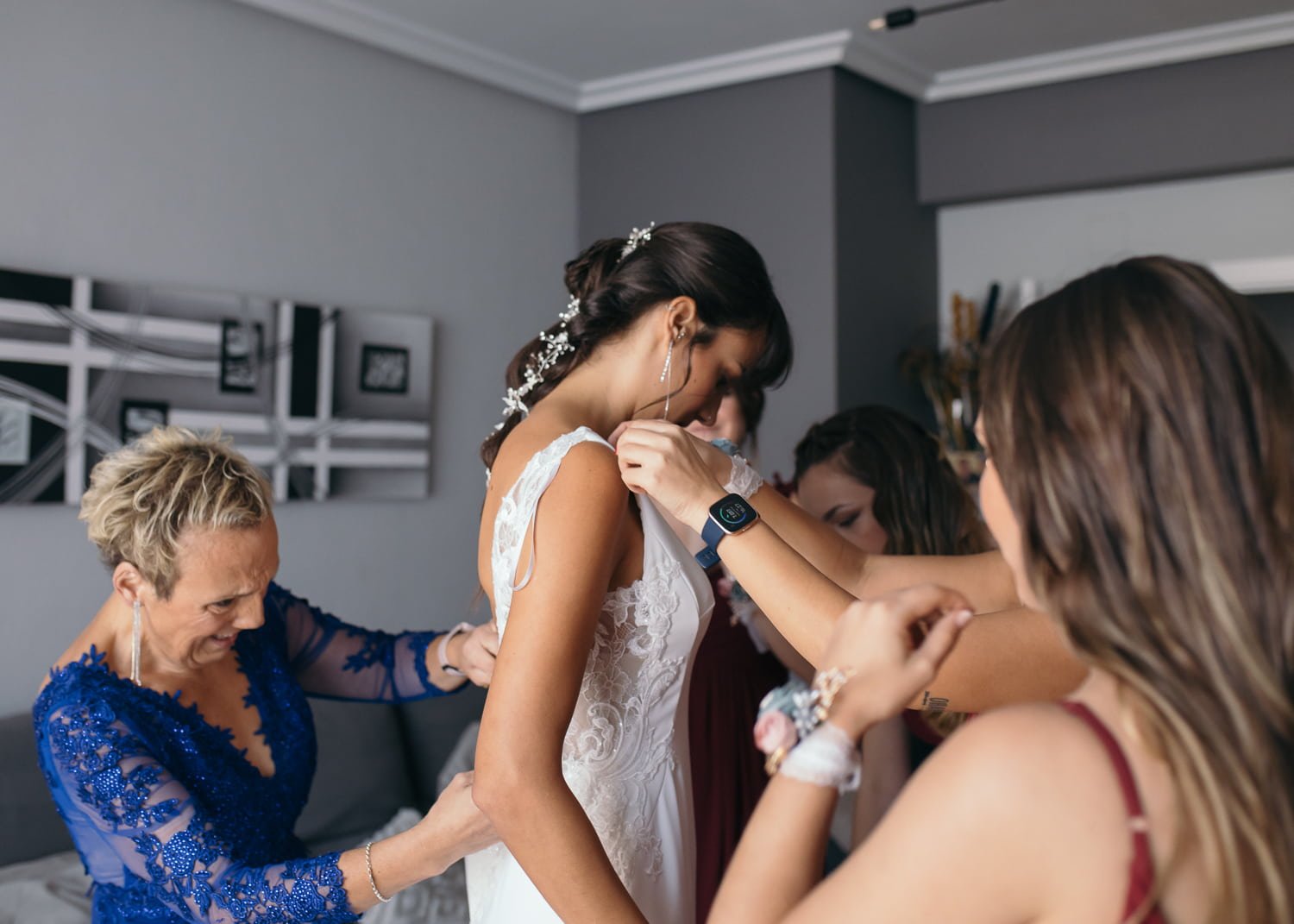 preparativos de novia con damas de honor en boda en Bilbao Vizcaya